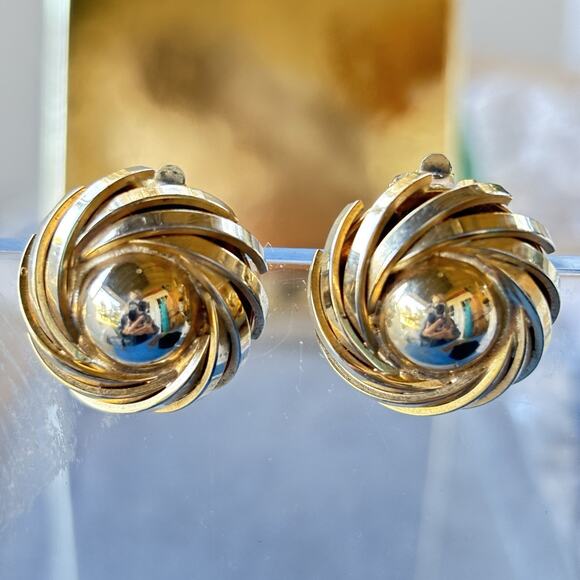 Vintage Gold-tone Spiral Swirl Design Clip On Earrings - Picture 1 of 12